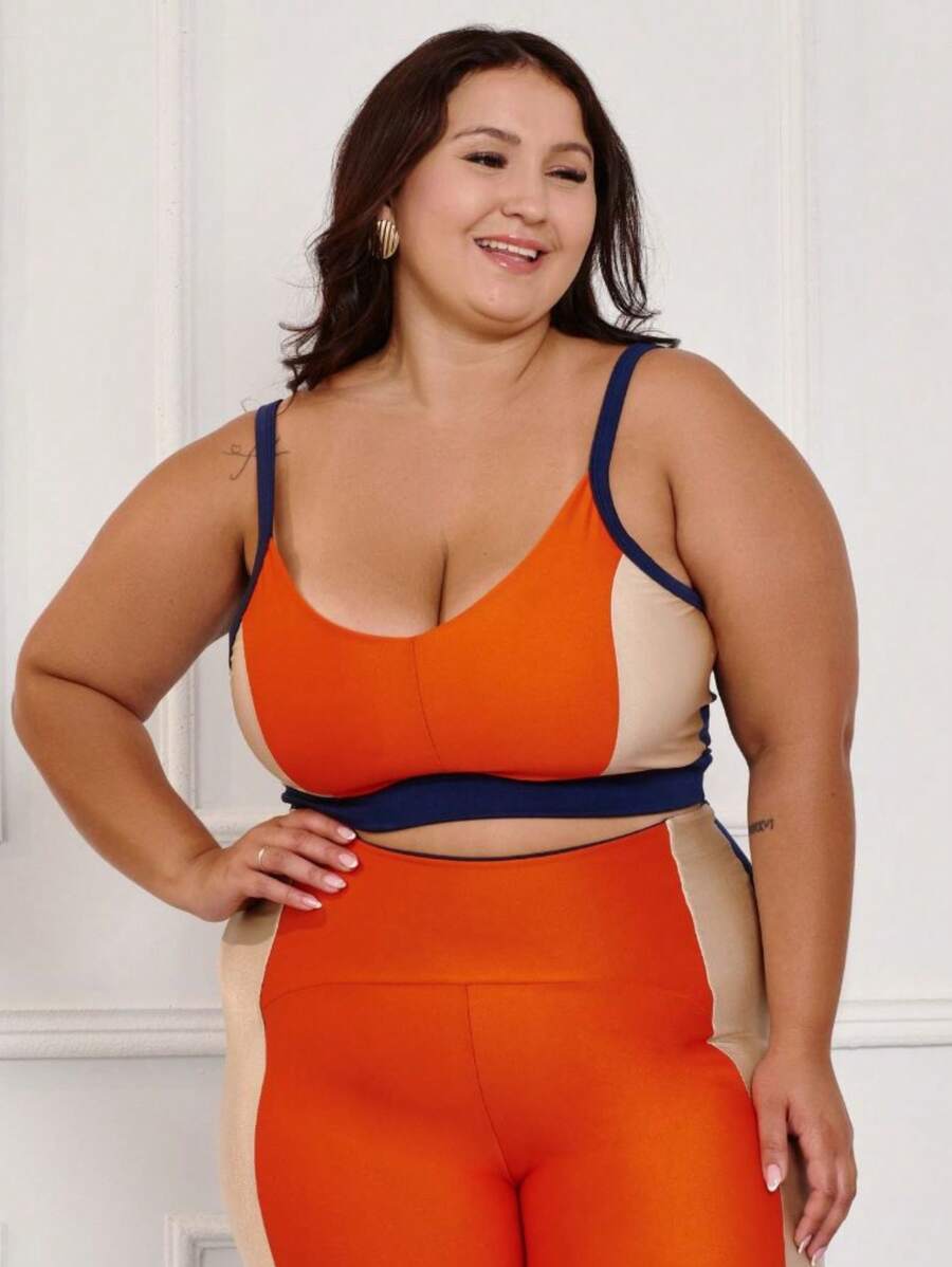 Top Plus Size Costas Abertas e Recortes Contrastantes