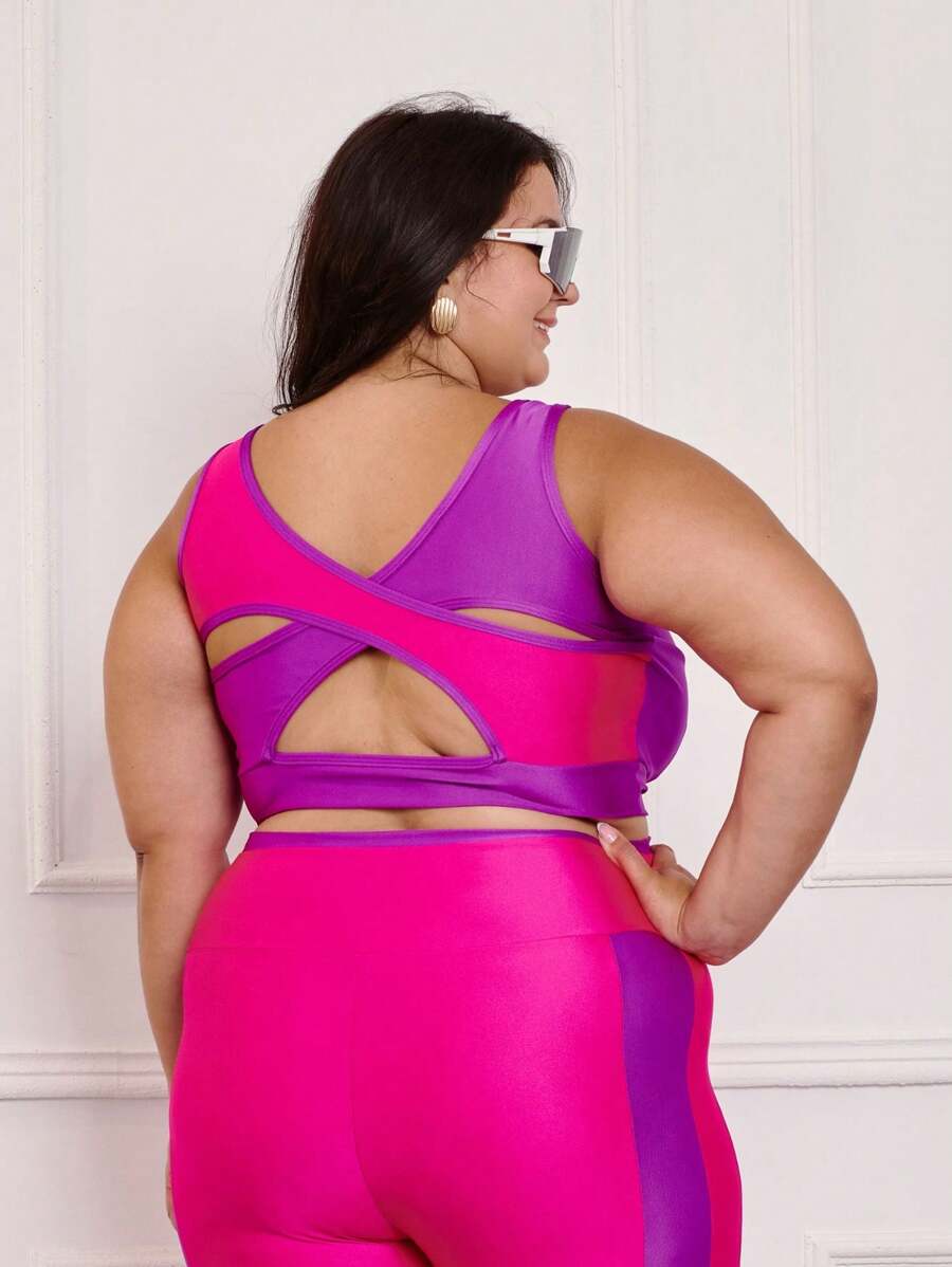 Top Plus Size Costas Cruzadas e Recortes Contrastantes