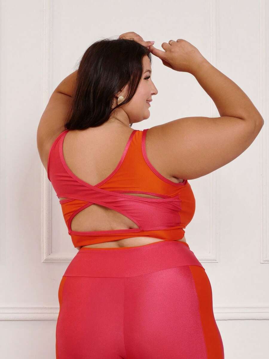 Top Plus Size Costas Cruzadas e Recortes Contrastantes
