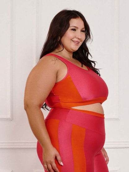 Top Plus Size Costas Cruzadas e Recortes Contrastantes