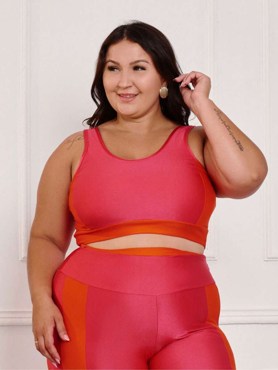 Top Plus Size Costas Cruzadas e Recortes Contrastantes